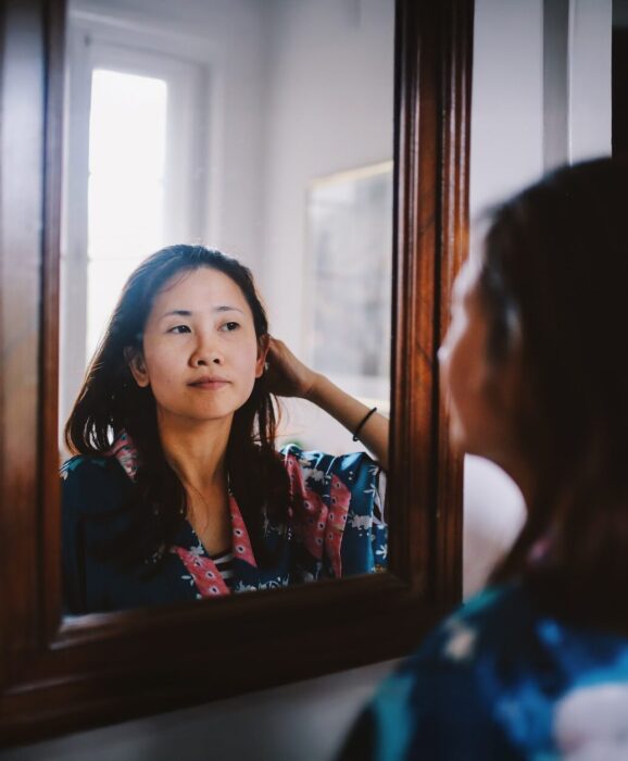 Actor looking in the mirror aspect ratio 303 367 1