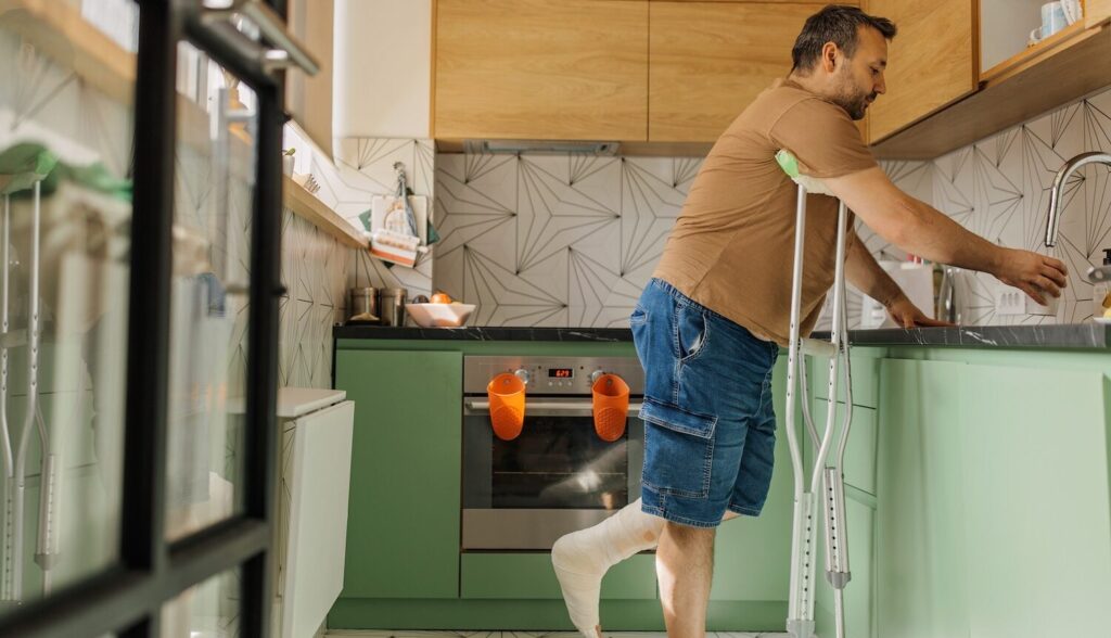 Man on Crutches in Kitchen aspect ratio 564 324 1