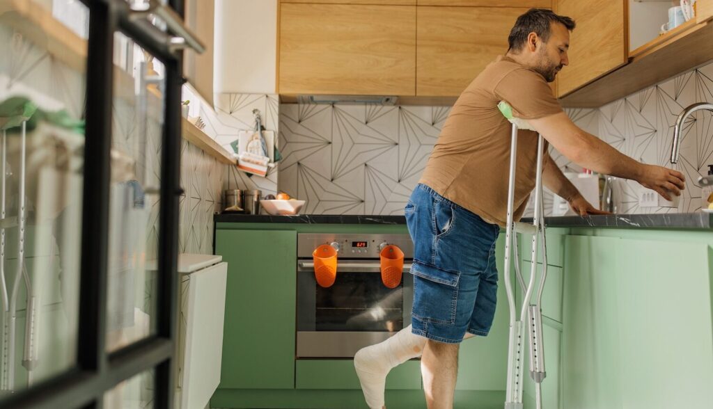 Man on Crutches in Kitchen aspect ratio 564 324 2