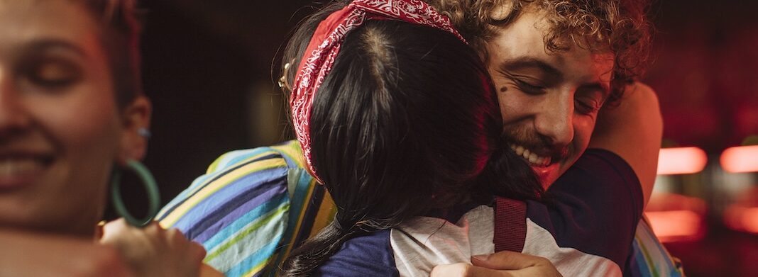 Two actors hugging aspect ratio 1512 554 1