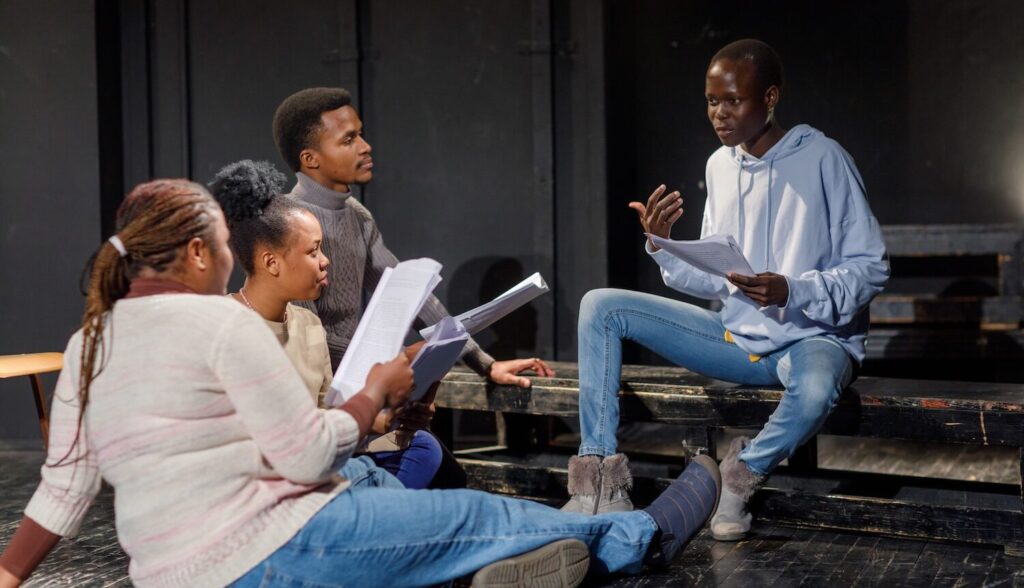 Actors-on-Stage-aspect-ratio-564-324
