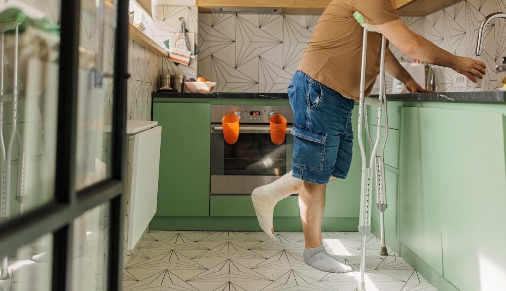 Man-on-Crutches-in-Kitchen-aspect-ratio-564-324