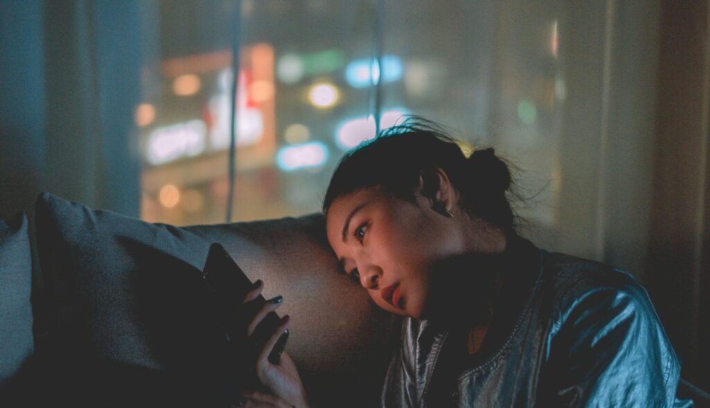 Shout-Imagery-girl-on-phone-in-the-night-aspect-ratio-564-324
