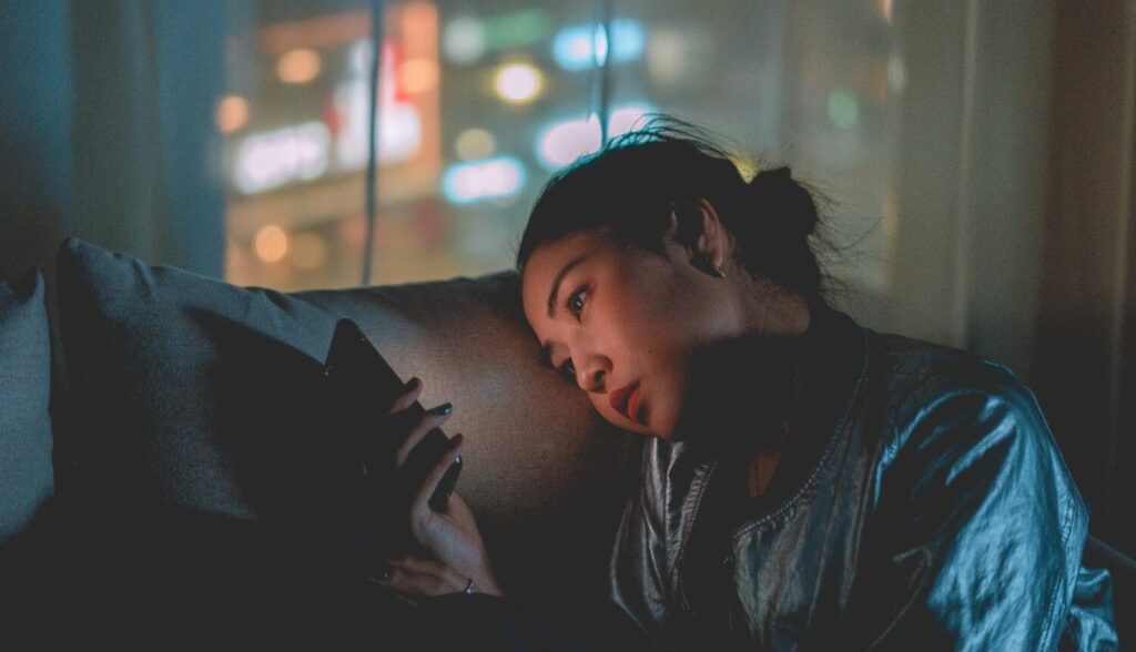 Shout-Imagery-girl-on-phone-in-the-night-aspect-ratio-564-324