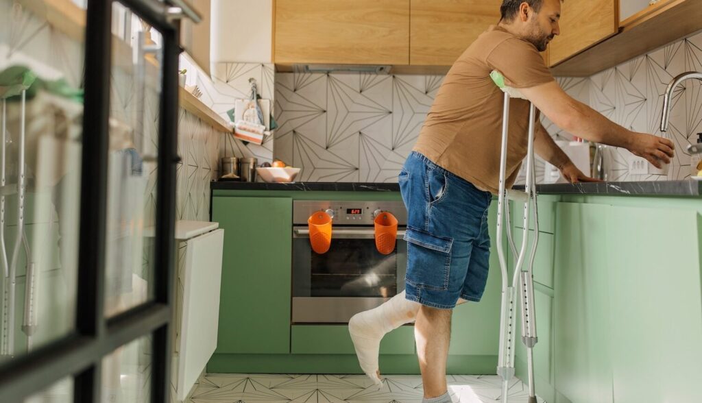 Man-on-Crutches-in-Kitchen-aspect-ratio-564-324